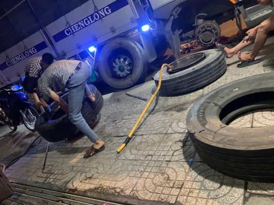 Vá Vỏ Ô Tô Lưu Động Tại DĨ An Giá Rẻ Nhất