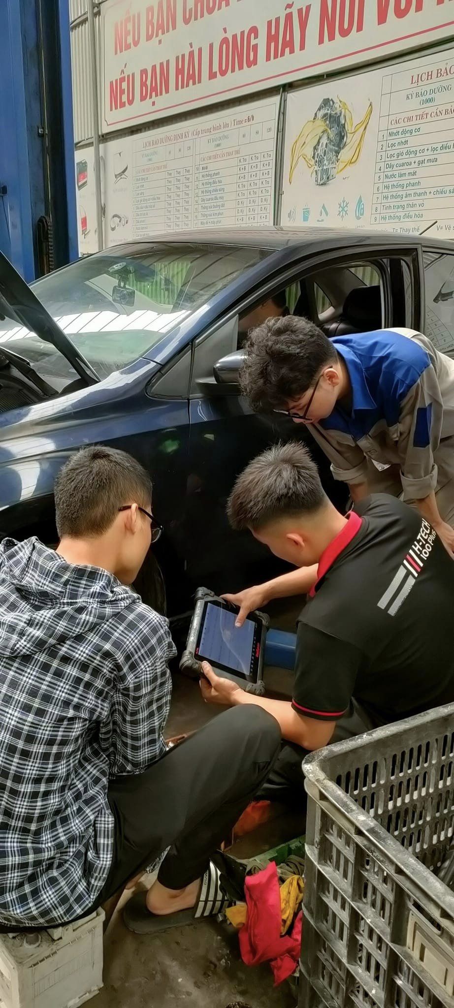 Kiểm tra xe tại garage