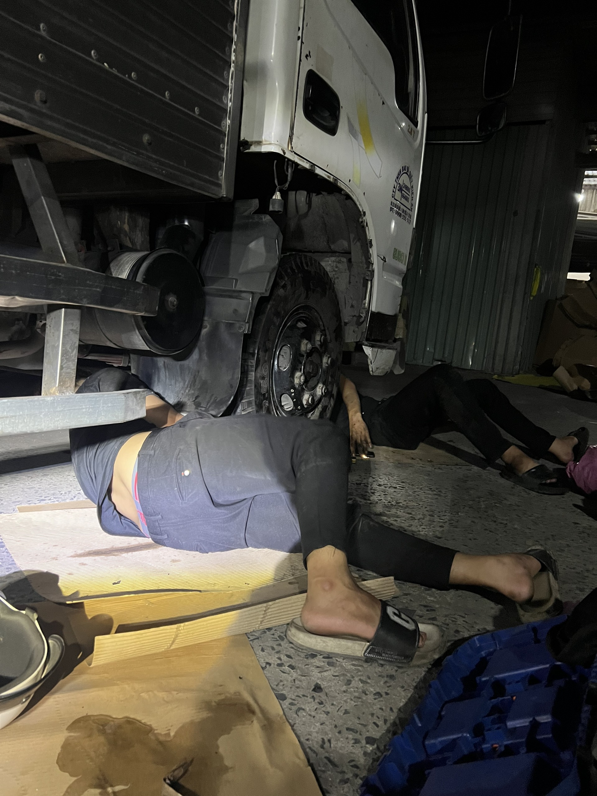 Cứu hộ xe tải ban đêm